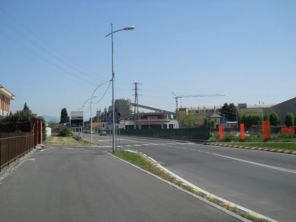 Strada molto larga che si restringe drasticamente e mette in difficolt il Ciclista