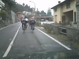 messy group of cyclists  - gruppo disordinato di ciclisti