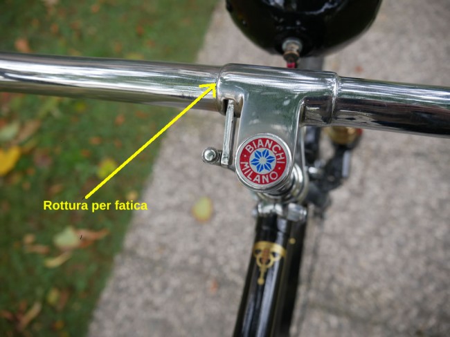 zone of failure due to fatigue of the iron bicycle handlebar.zona di rottura per fatica manubrio in ferro