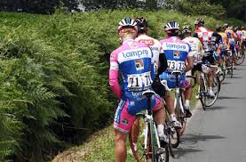 cyclists urinating at the side of a road - ciclisti che urinano ai bordi di una strada