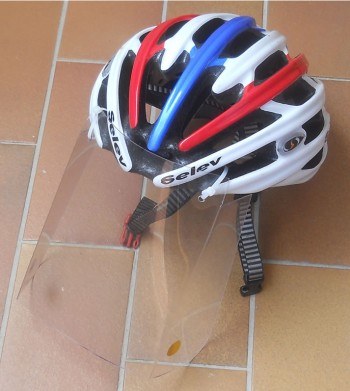 Casco ciclista con visiera autocostruita