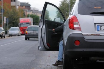 Automobilista prima di scendere dall