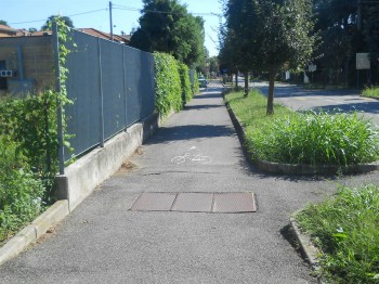 Pista ciclopedonale a rodosso di un fabbricato