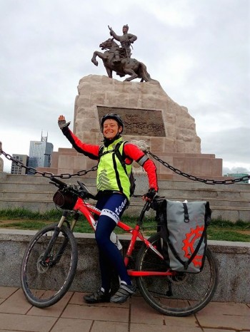 Rita Sozzi mentre percorre in bici la Transiberiana