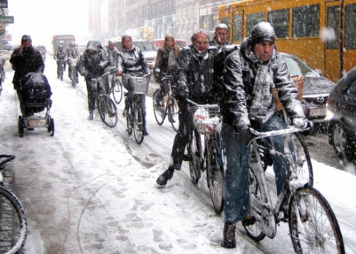 Ciclisti Danesi che pedalano sotto la neve