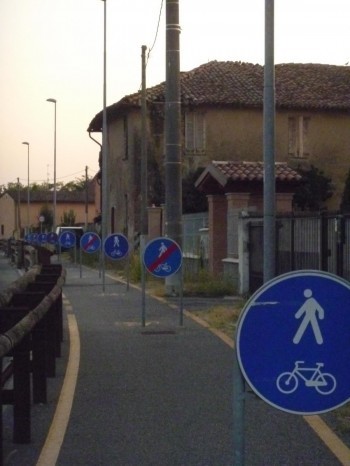 Segnali di fine pista ciclabile su tracciato antistante fabbricati