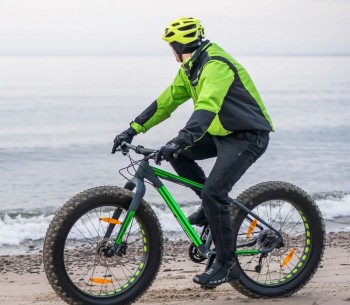Fat Bike sulla sabbia del mare
