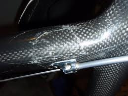 carbon bike frame broken at the seat tube - Bici al carbonio con tubo piantone rotto vicino alla sella