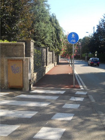 Pista ciclopedonale a ridosso di un fabbricato