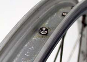 spoke that pierces the spoke cover and punctures the bike inner tube
