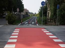 Intersezione pista ciclabile con strada veicolare, il ciclista lo può utilizzare senza scendere dalla bici