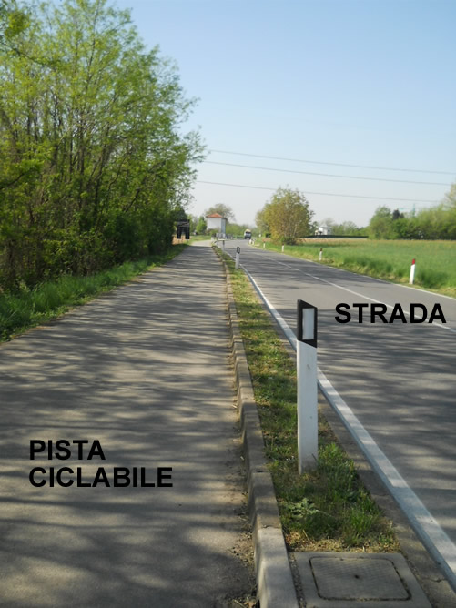 Pista Ciclopedonale realizzata restringendo drasticamente la strada veicolare