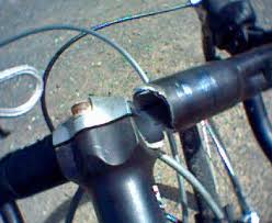 Bike handlebar broken due to fatigue - Manubrio bici spezzato per fatica
