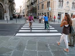 Attraversamento pedonale, per utilizzarlo in ciclista deve scendere dalla bici
