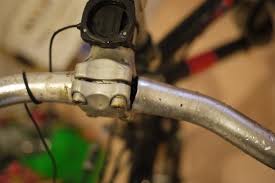 Bike handlebar broken due to fatigue - Manubrio bici spezzato per fatica